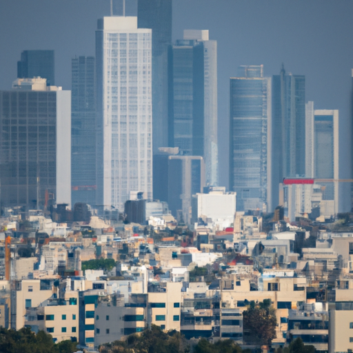 נוף פנורמי של קו הרקיע של תל אביב, המציג בניינים חדשים וישנים כאחד.